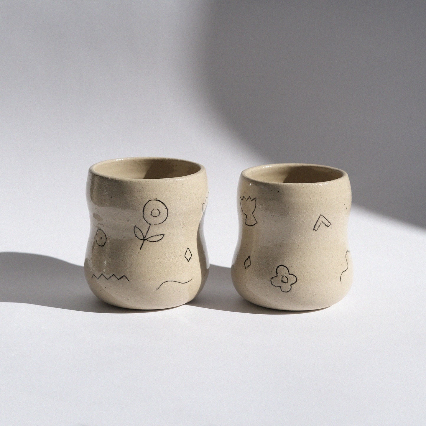 Becher Wave | Creme mit Zeichnung