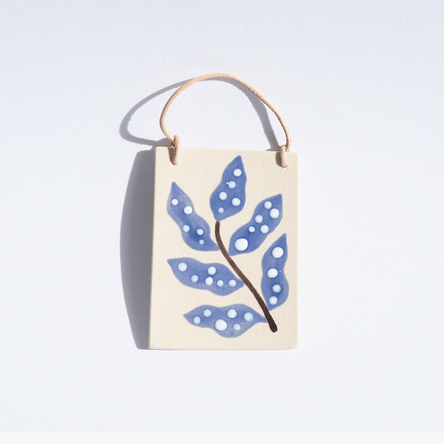 Botanical Wandbild | Hellblaues Blatt mit Punkten