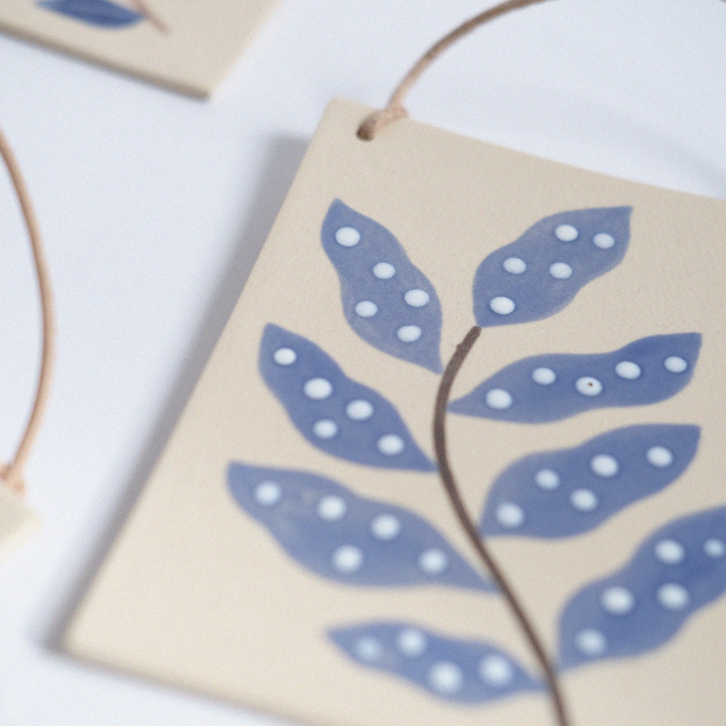 Botanical Wandbild | Hellblaues Blatt mit Punkten