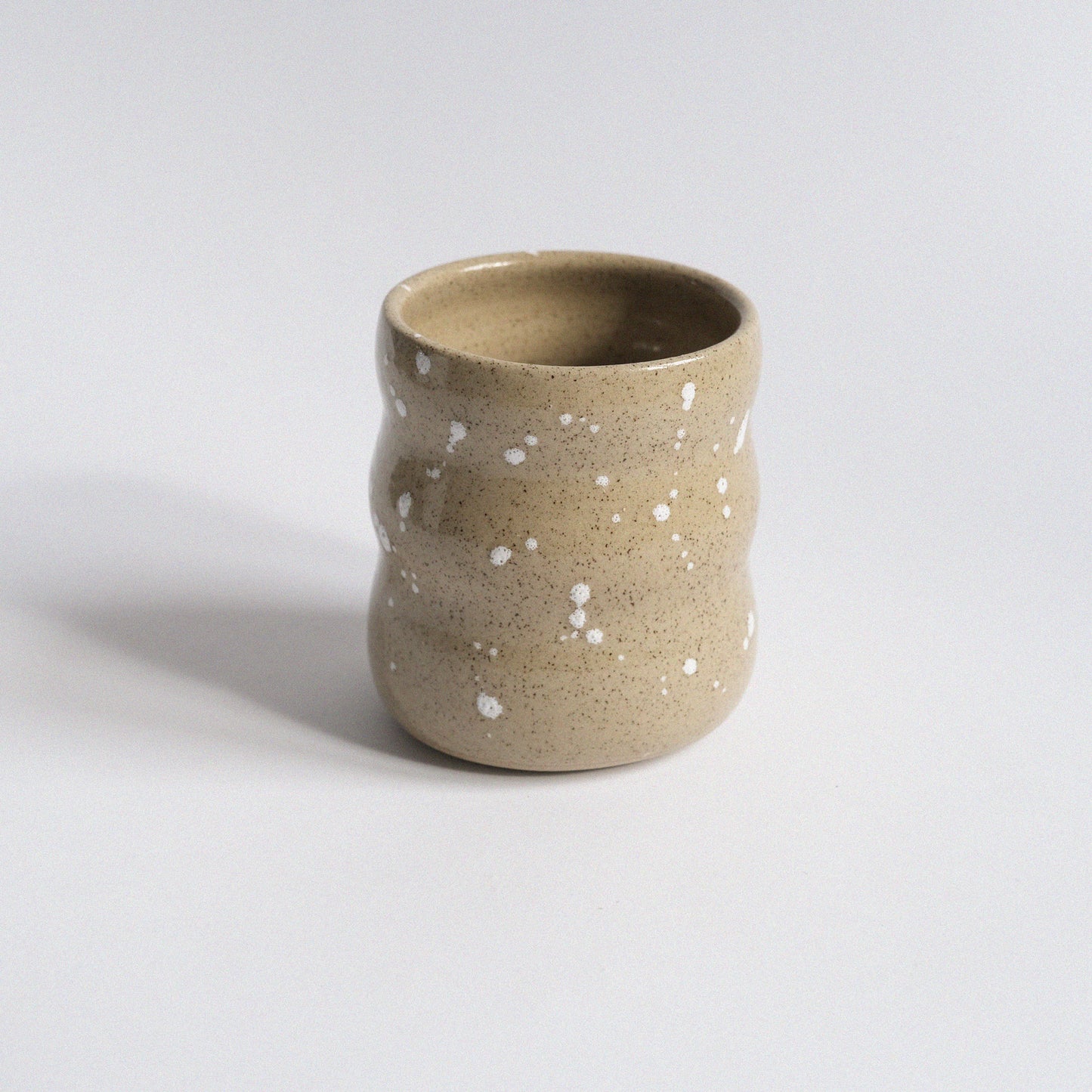 Becher Wave | Ocker mit weißen Splashes
