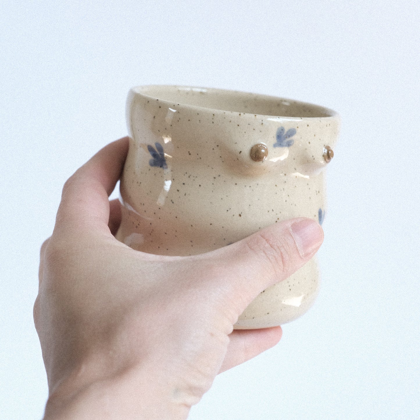 Mama Cup Curvy | Vanille Hellblaue Blümchen #1