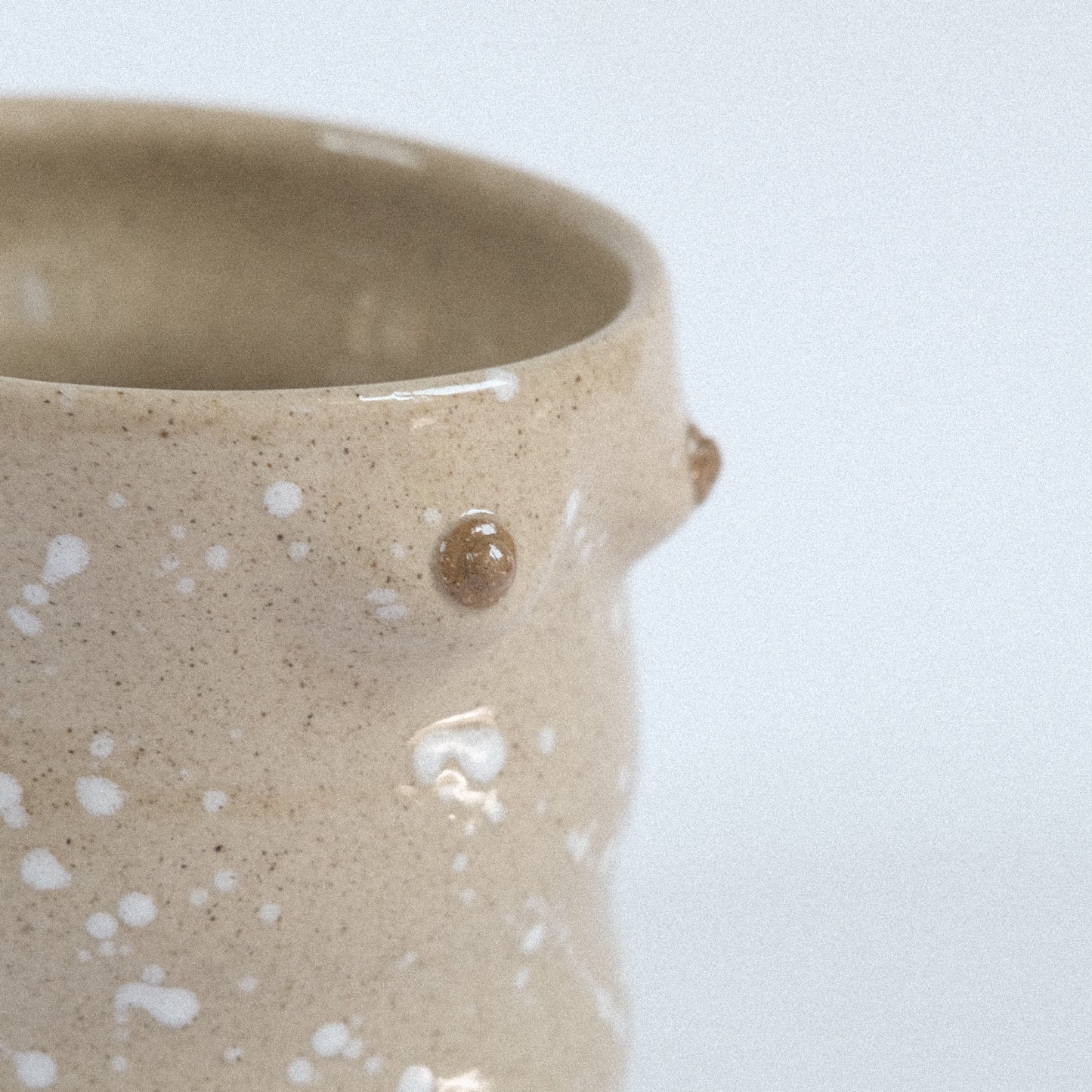 Mama Cup Curvy | Sand Splashes Weiß #1