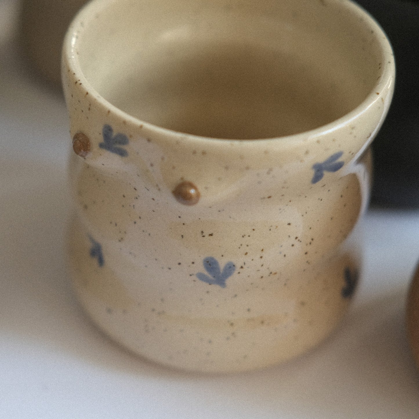 Mama Cup Curvy | Vanille Hellblaue Blümchen #1