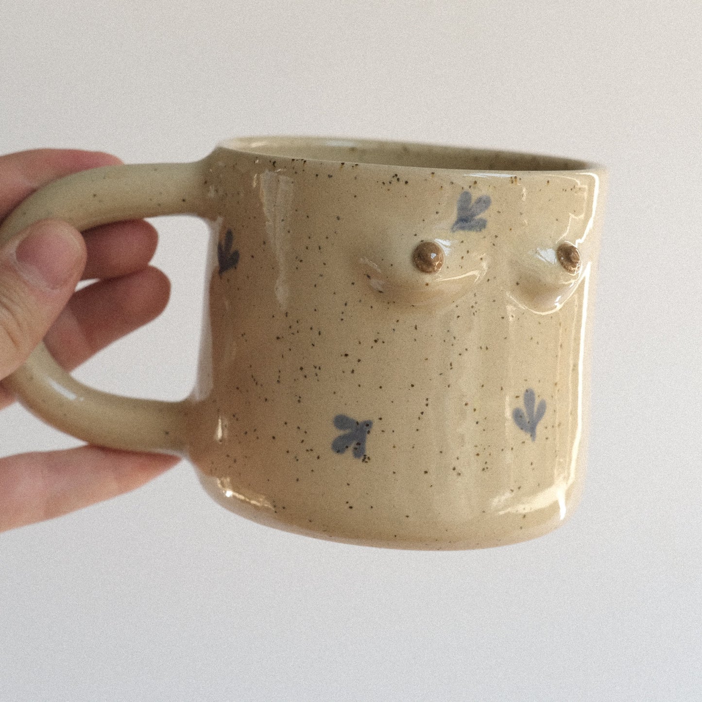 Mama Tasse | Vanille mit Blauen Blümchen