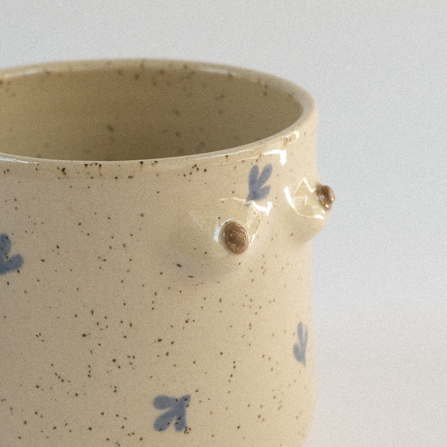 Mama Tasse | Vanille mit Blauen Blümchen