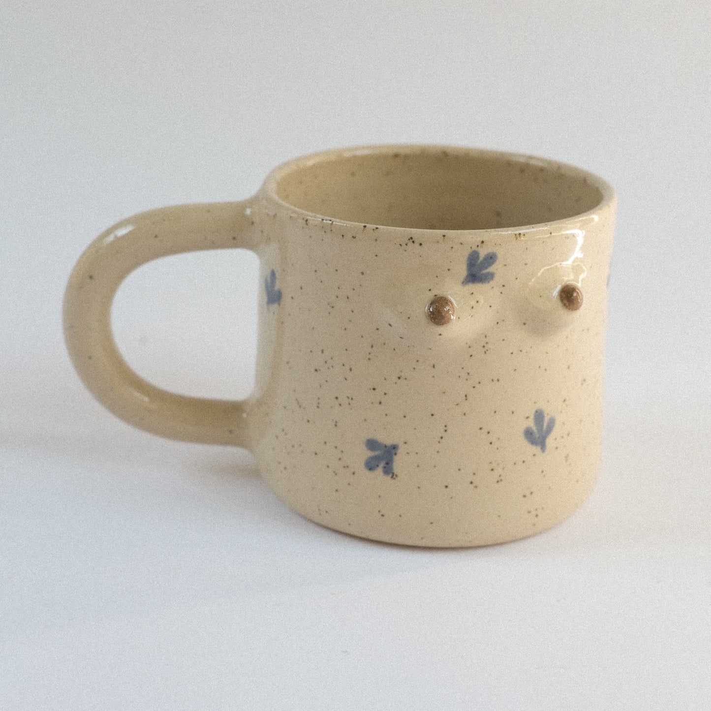 Mama Tasse | Vanille mit Blauen Blümchen