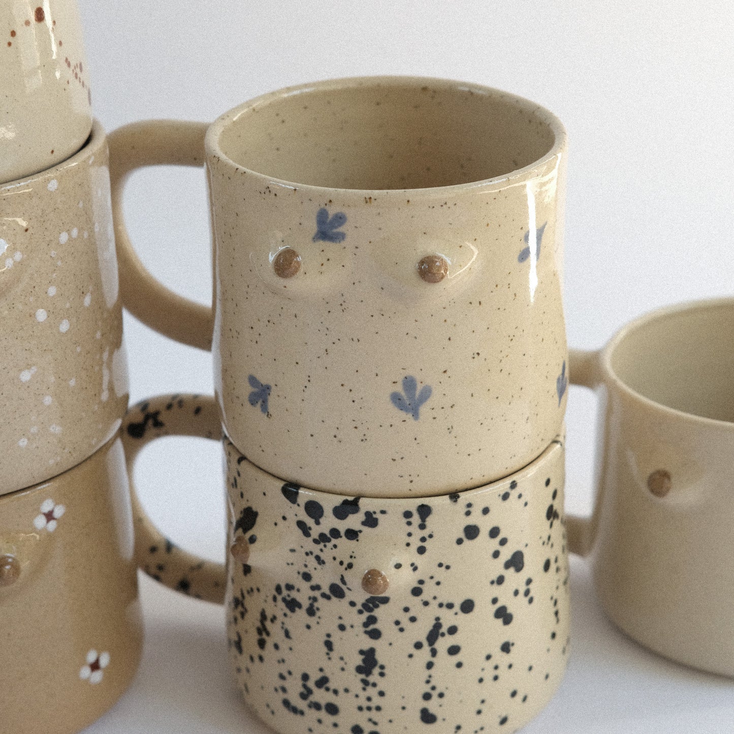 Mama Tasse | Vanille mit Blauen Blümchen