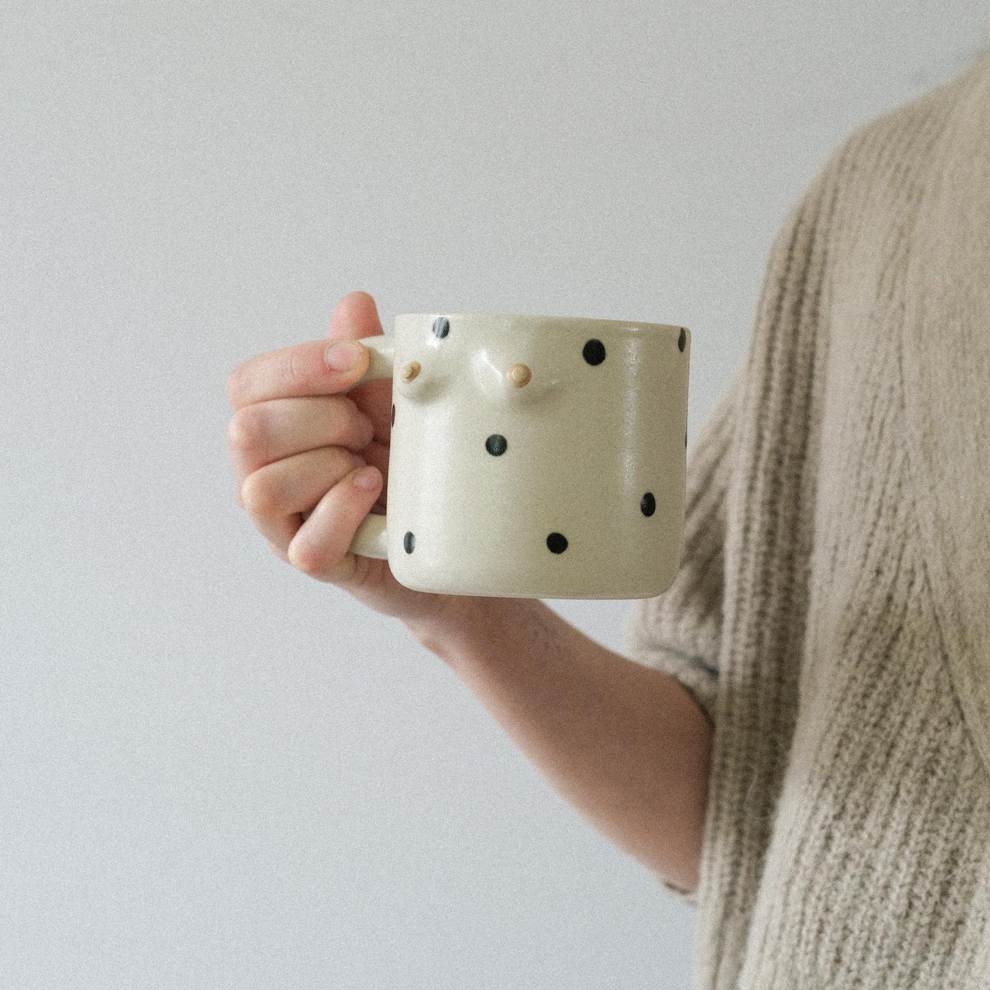 Mama Tasse | Weiß Seidenmatt Punkte