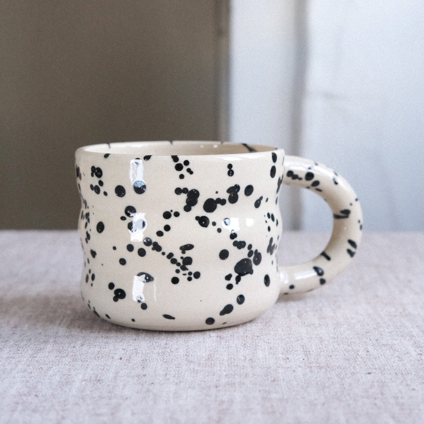 Wave Tasse | Schwarzbraune Splashes