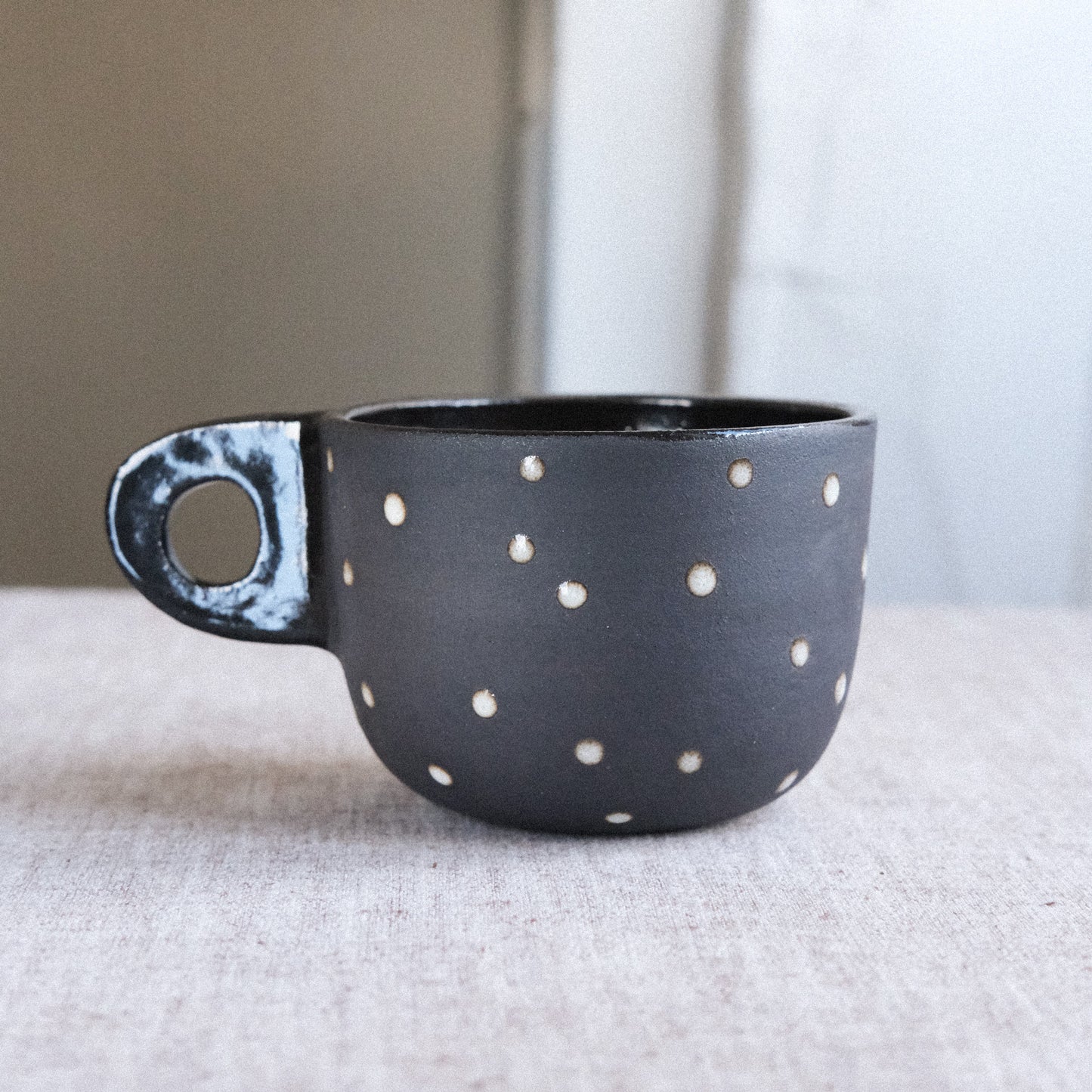 Tasse mit Henkel | Schwarz Matt Pünktchen