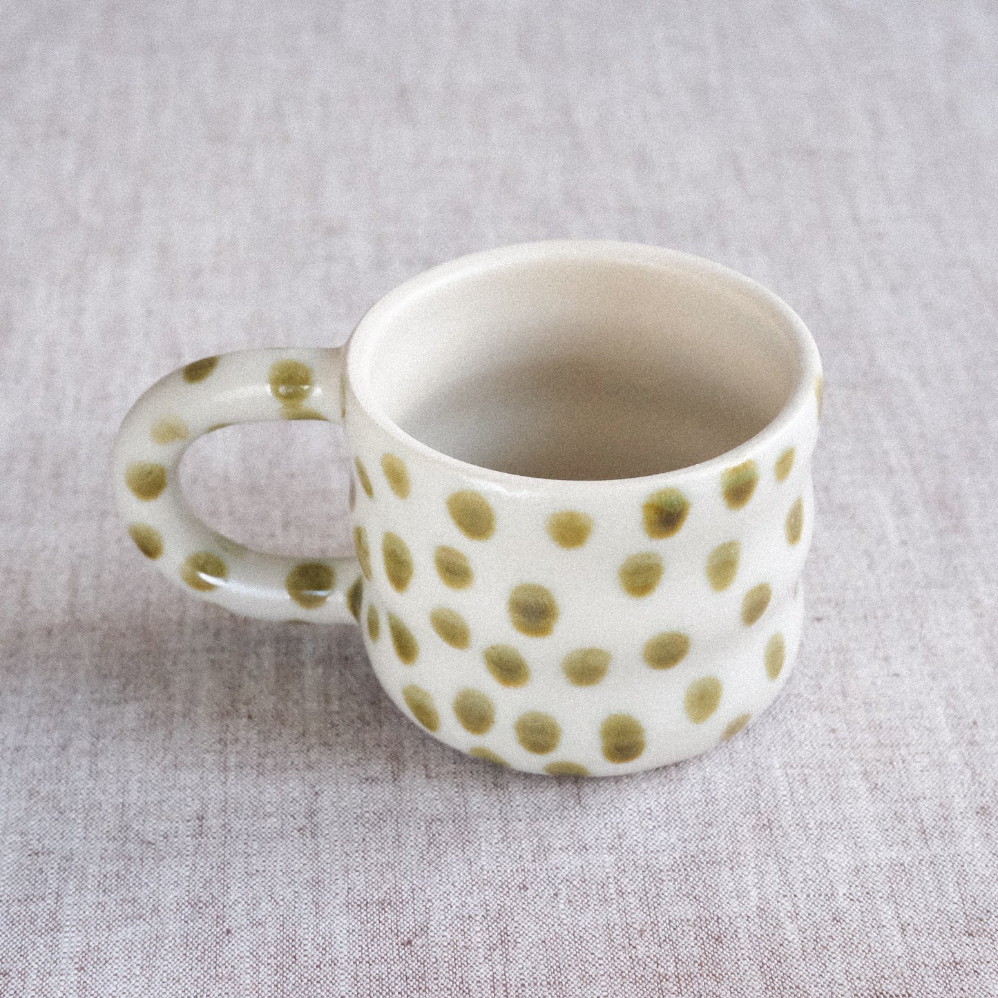Wave Tasse | Weiß mit Grünbraunen Punkten