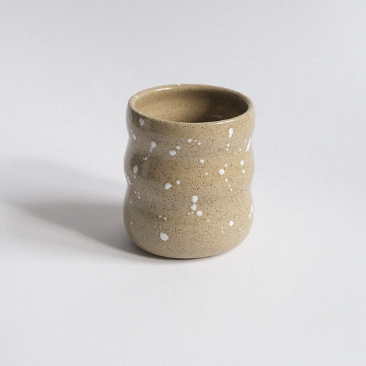 Becher Wave | Ocker mit weißen Splashes