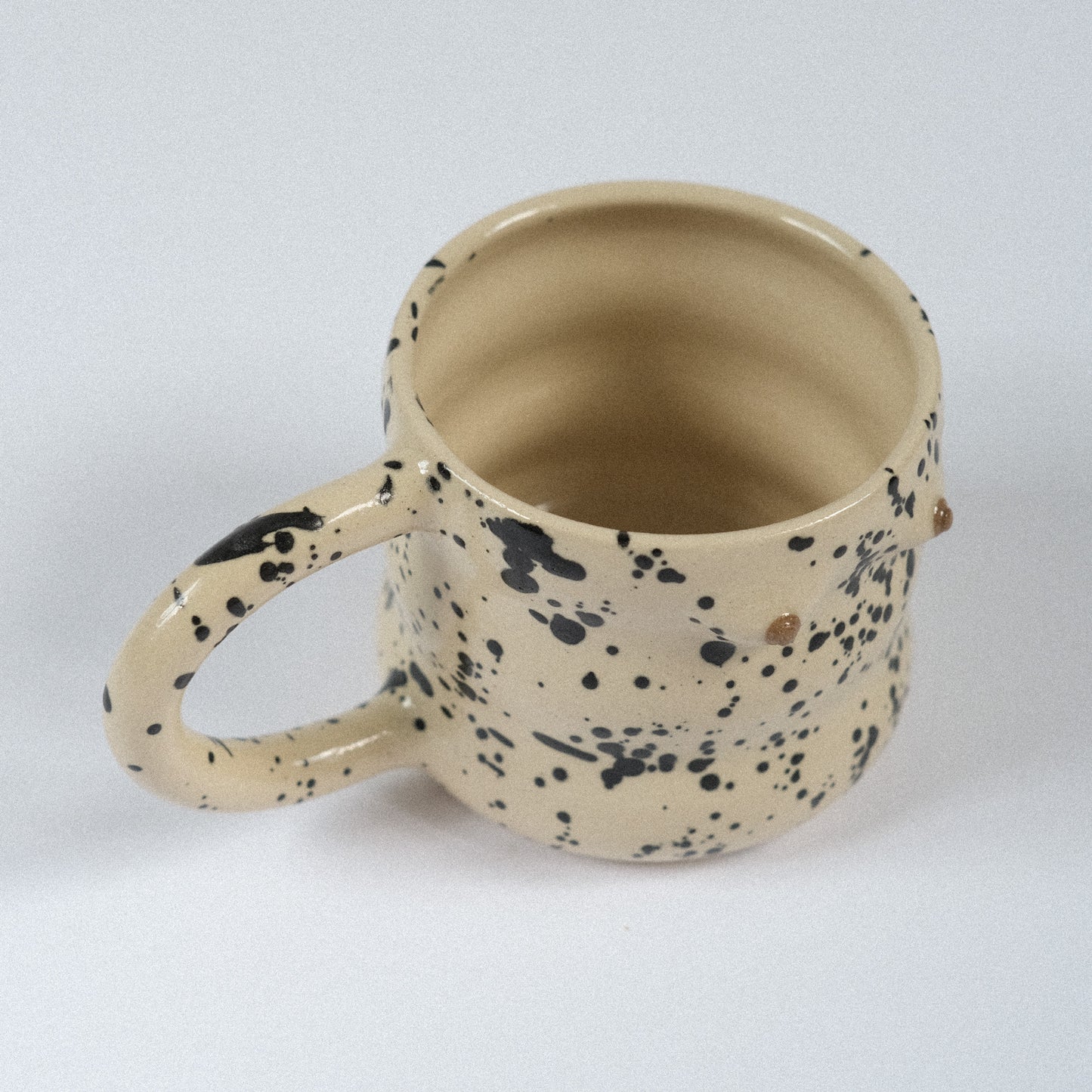 Mama Tasse Curvy | Schwarzbraune Splashes