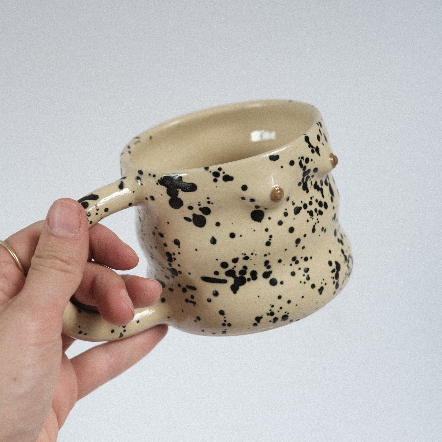 Mama Tasse Curvy | Schwarzbraune Splashes