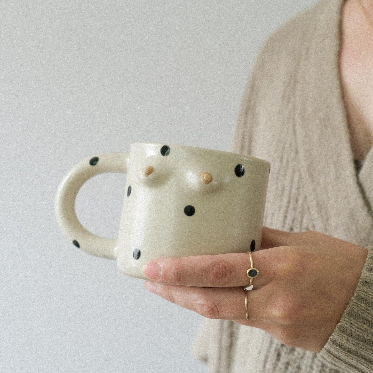 Mama Tasse | Weiß Seidenmatt Punkte