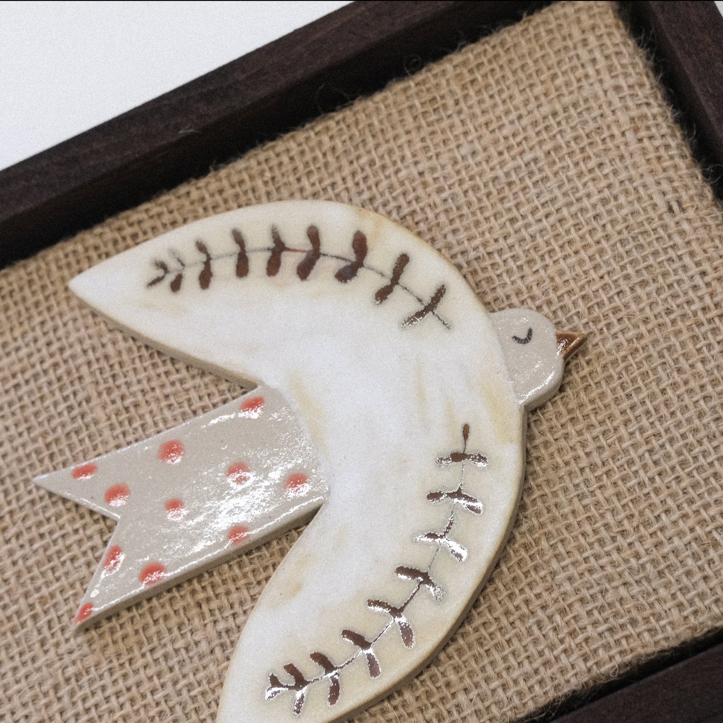 Keramikbild | Weißer Vogel auf Jute