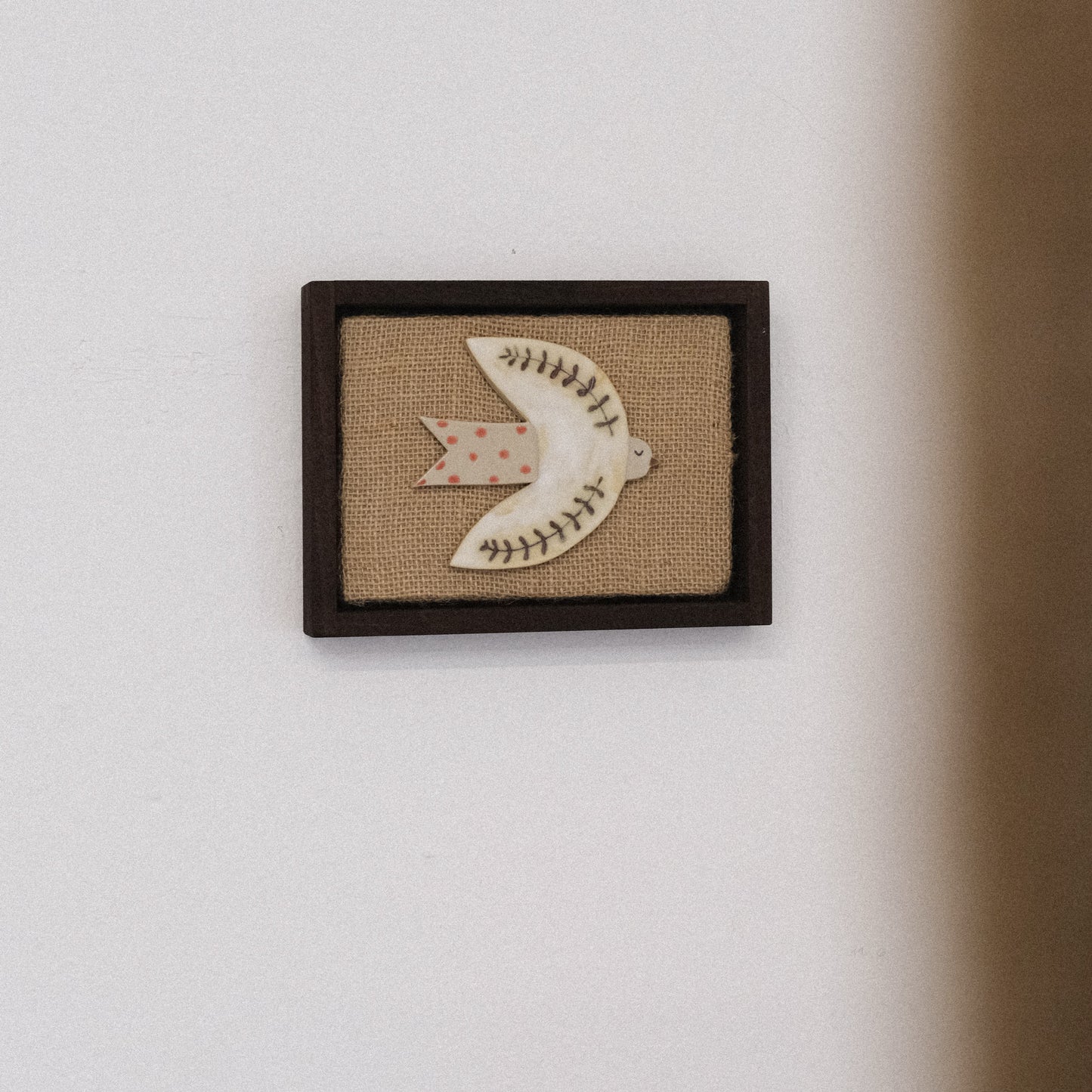 Keramikbild | Weißer Vogel auf Jute