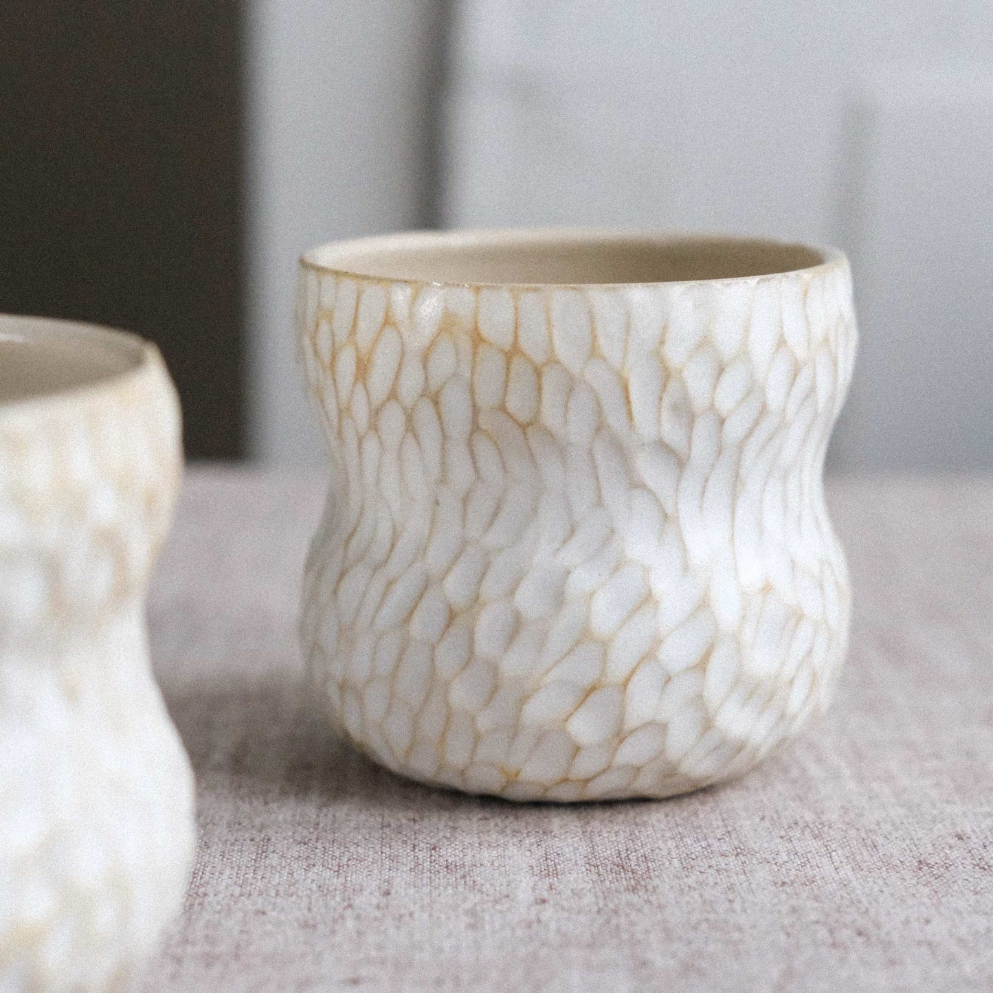 Becher Wave | Carving Cremeweiß Matt