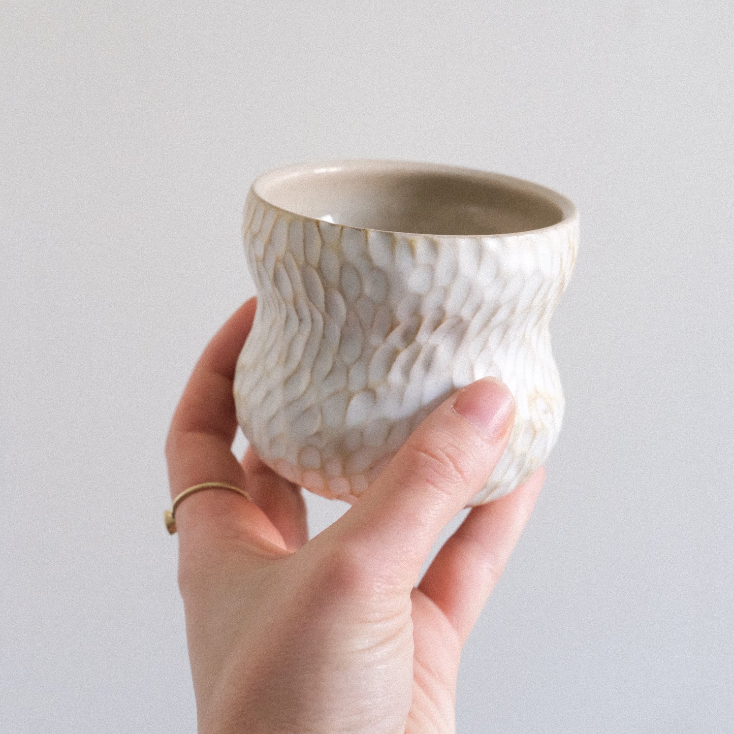 Becher Wave | Carving Cremeweiß Matt