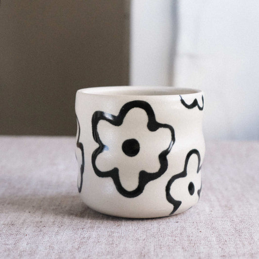 Becher Wave | Schwarze Blumen
