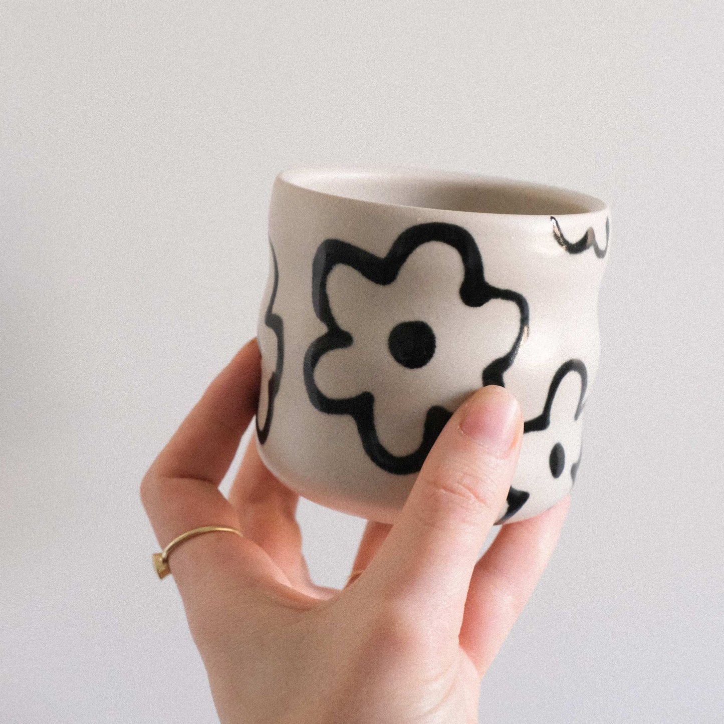 Becher Wave | Schwarze Blumen