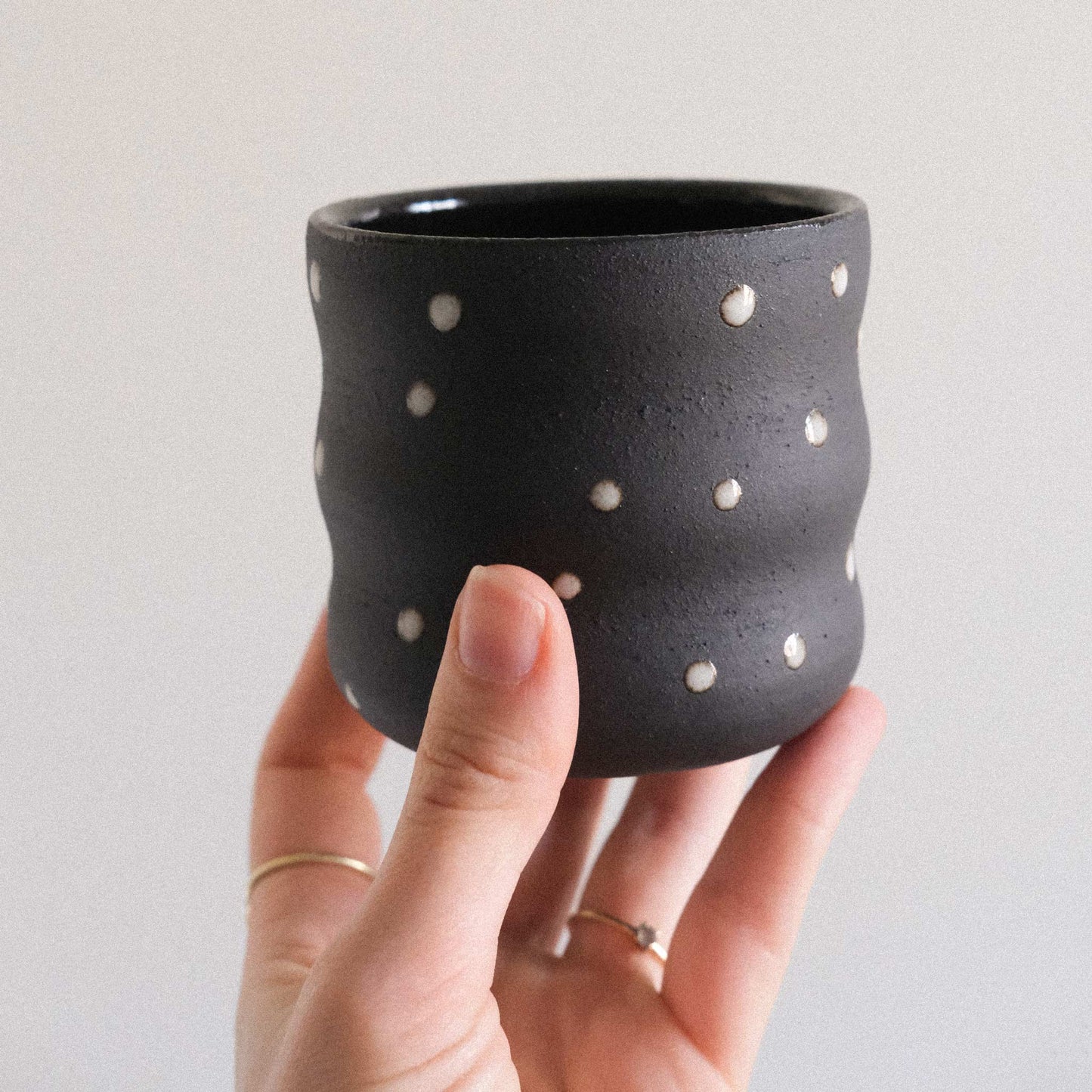 Becher Wave | Schwarz Matt Pünktchen