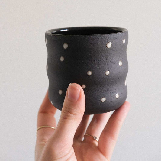 Becher Wave | Schwarz Matt Pünktchen