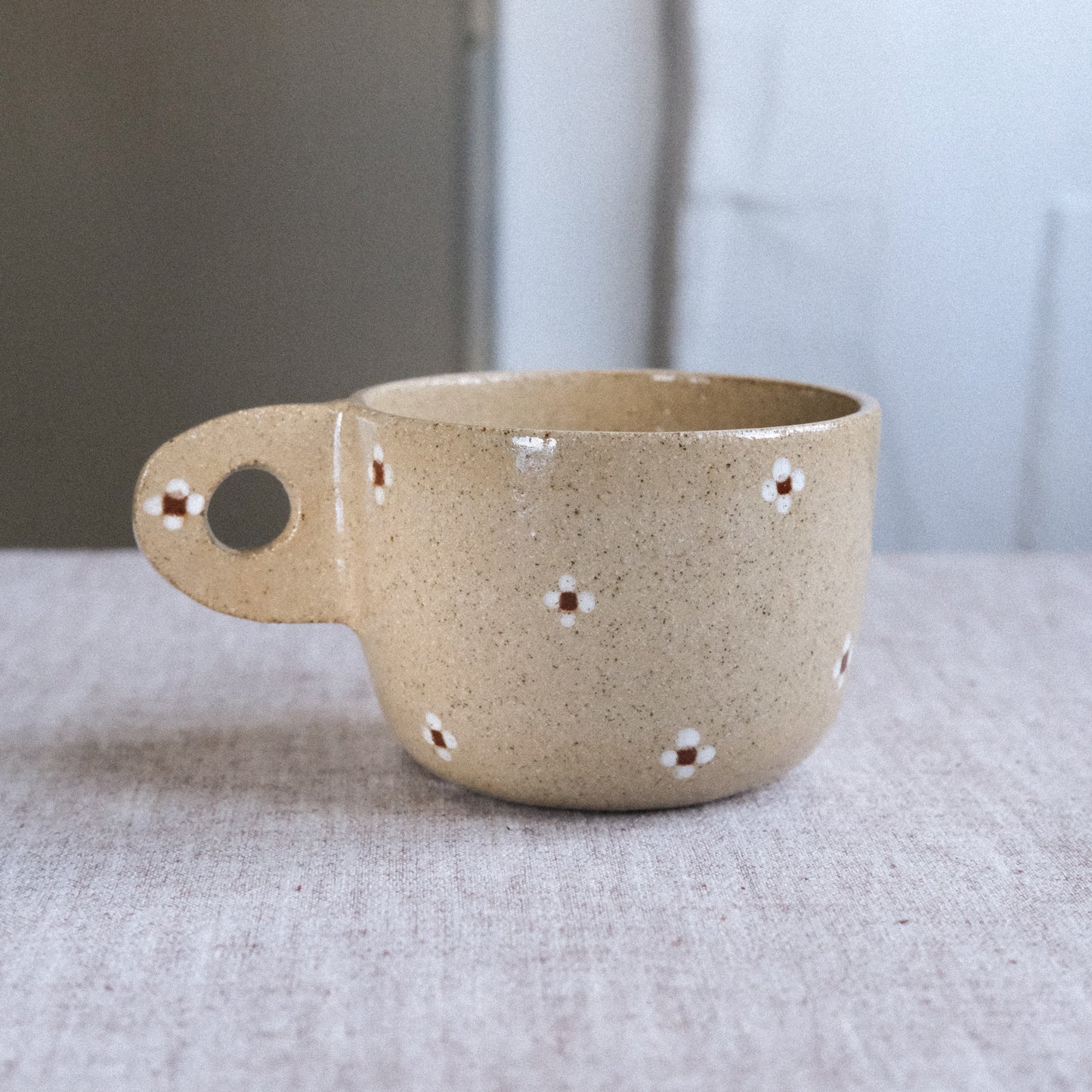 Tasse mit Henkel | Rotbraun Blümchen