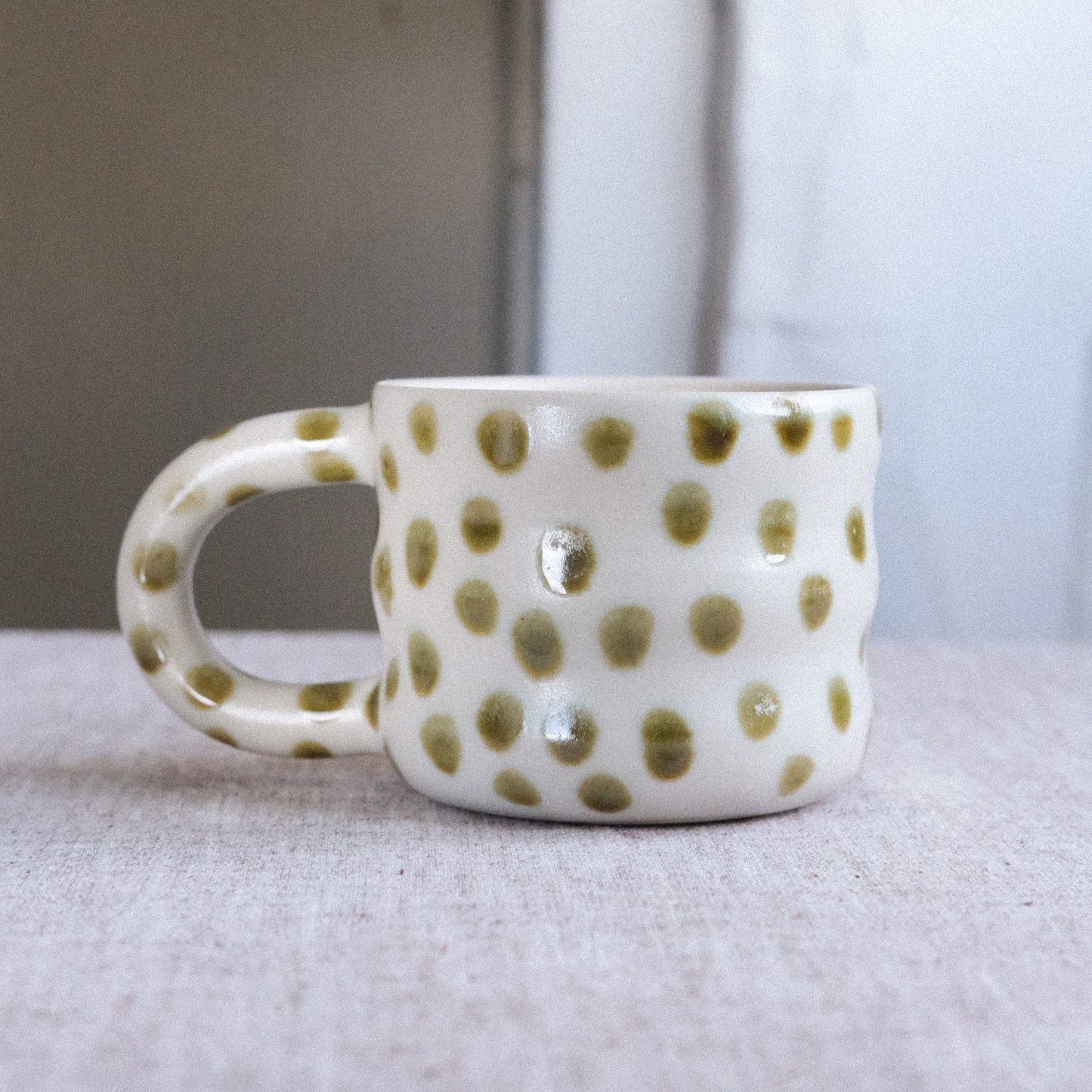 Wave Tasse | Weiß mit Grünbraunen Punkten